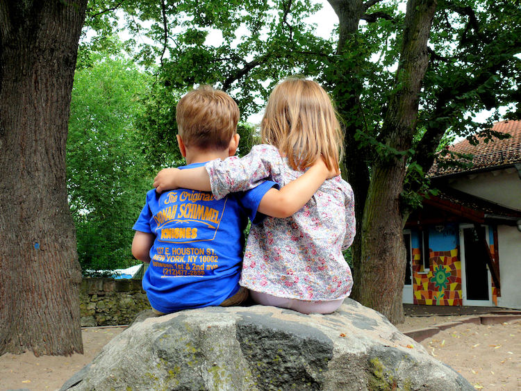 Freundschaft im Kindergarten. Foto: S.v.Gehren  / pixelio.de