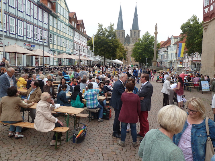 Beim Internationalen Picknick 2016 kamen rund 700 Gäste auf der Marktstraße in Duderstaddt zusammen. | Foto: Ralf Regenhardt / Caritas