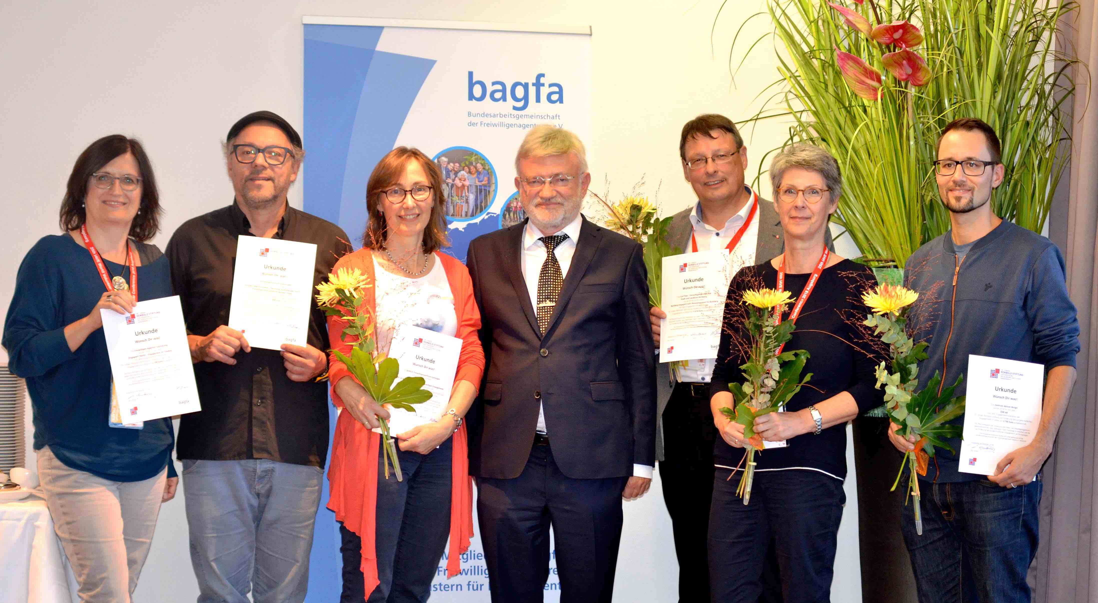 Maria Weiss (3. v. l.) mit den anderen Preisträgern und Dr. Jürgen Rembold (m.), dem Stifter des Engagementförderpreises. Foto: bagfa