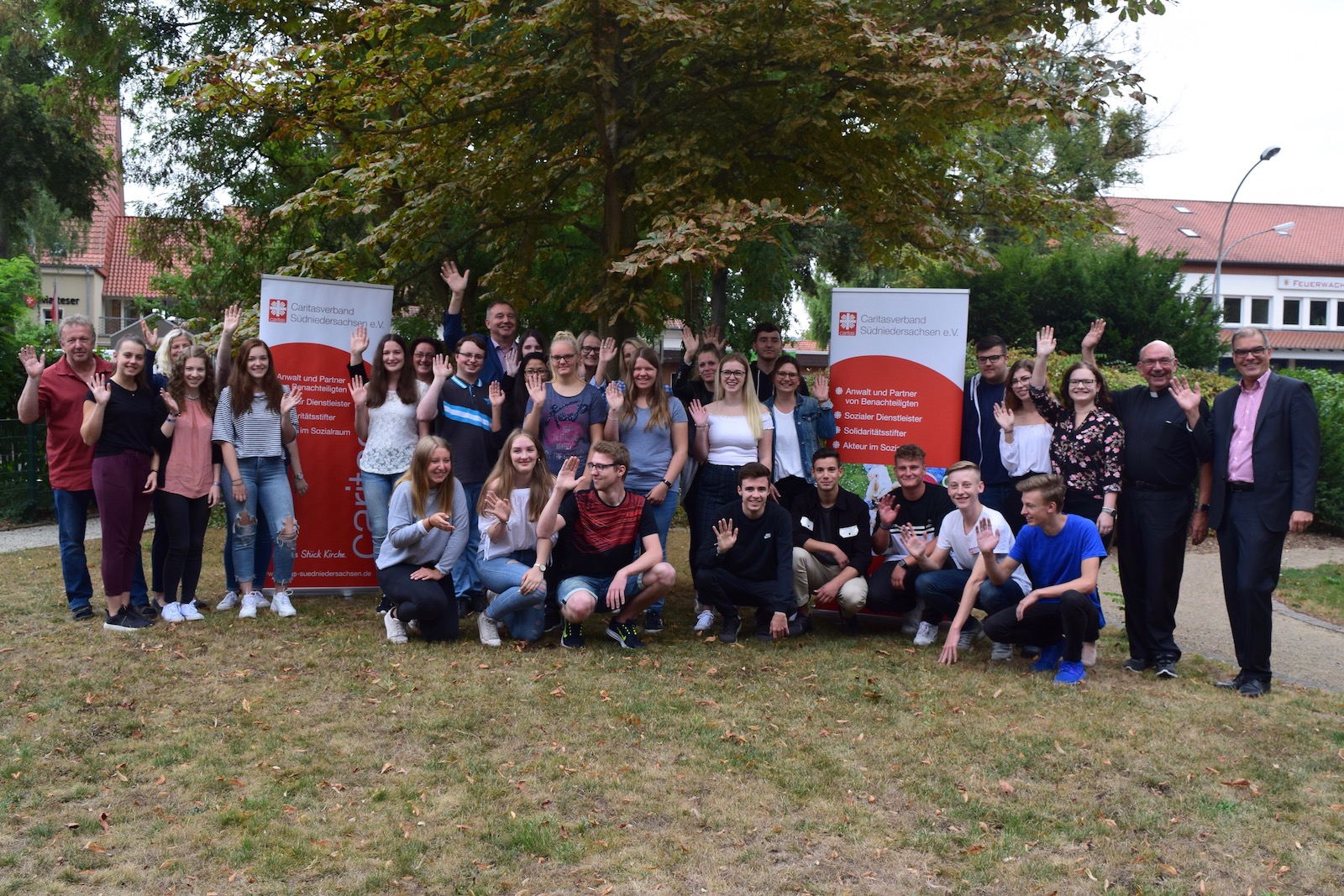 Gruppenfoto mit den neuen Auszubildende, Jahrespraktikanten und Freiwilligen im Caritasverband Südniedersachsen. Foto: Caritas