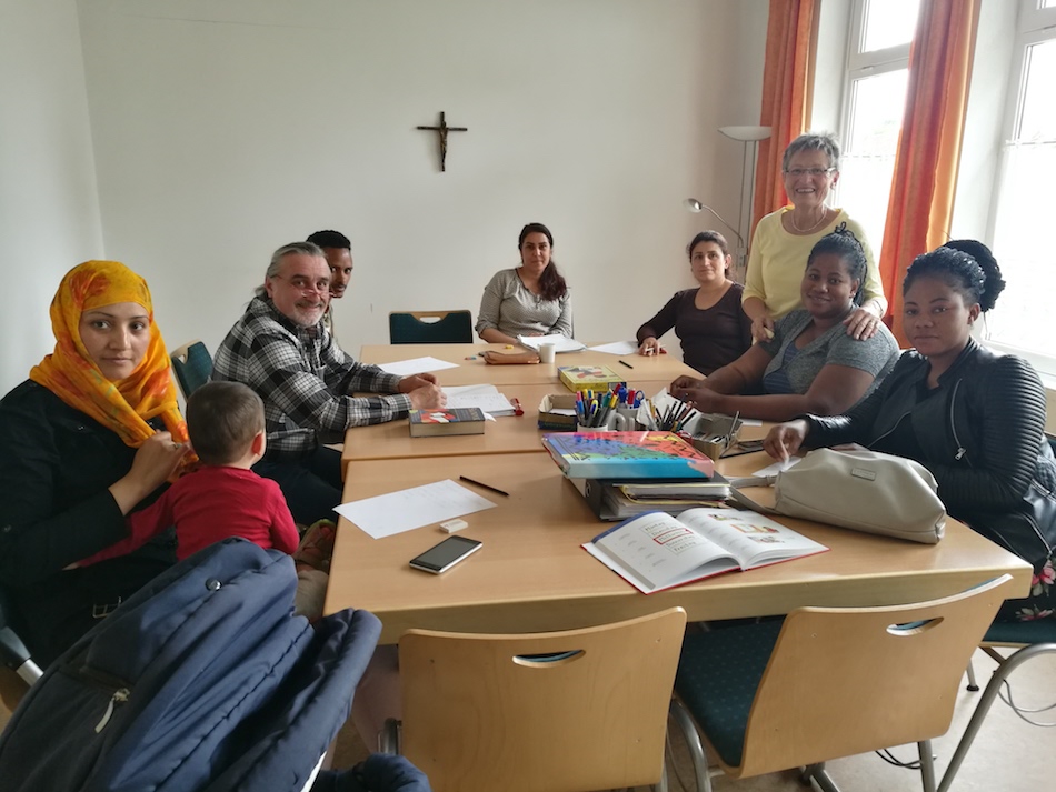 Migranten lernen bei „Deutsch im Alltag“. Foto: Caritas
