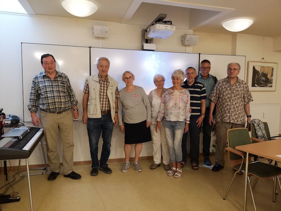 Mitglieder im Computerclub der Seniorenbegegnungsstätte: sie betreuen die Anlage. Foto: Caritas