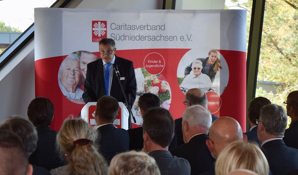 Ralf Regenhardt spricht bei „40 Jahre Caritas-Sozialstation". Foto: Broermann