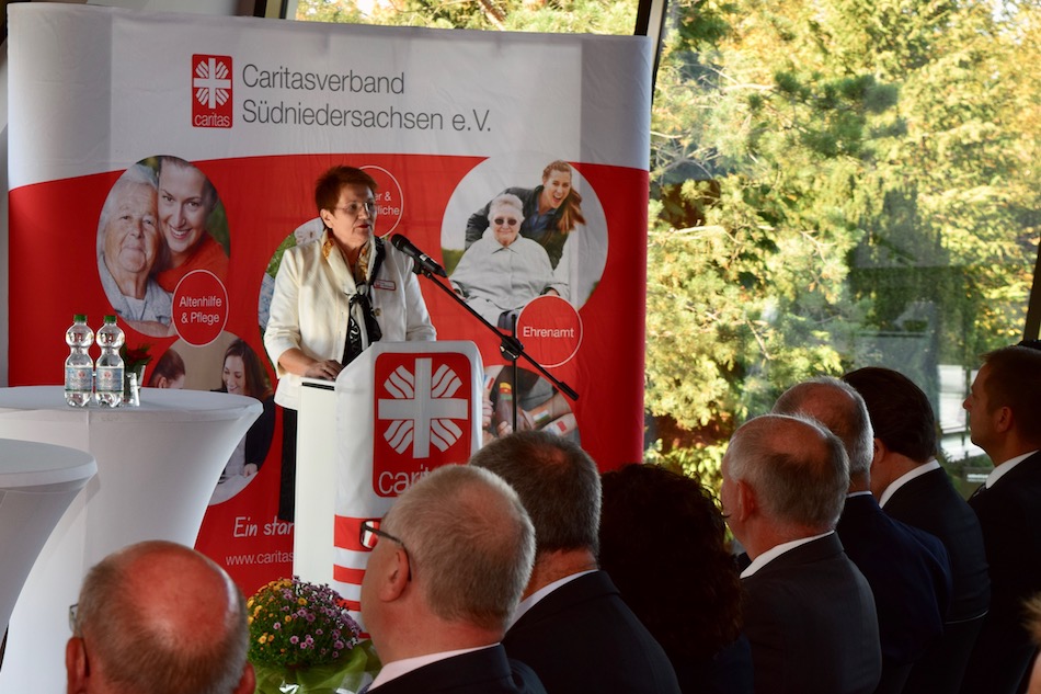 Lydia Ballhausen erinnert an die Entwicklung in 40 Jahren Caritas-Sozialstation. Foto: Broermann