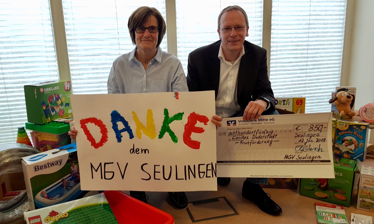 Heike Jagemann von der Caritas mit Olaf Robitzsch – Vorsitzender des Männergesangvereins Seulingen e.V. Foto: MGV