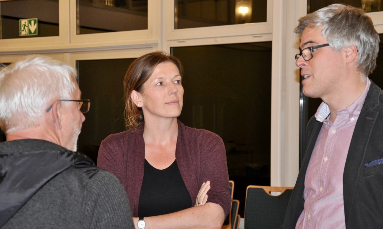 Dr. Johannes Broermann (r.) im Gespräch mit Teilnehmenden beim Workshop zur Presse- und Öffentlichkeitsarbeit für’s Ehrenamt. | Foto: Heike Javernik