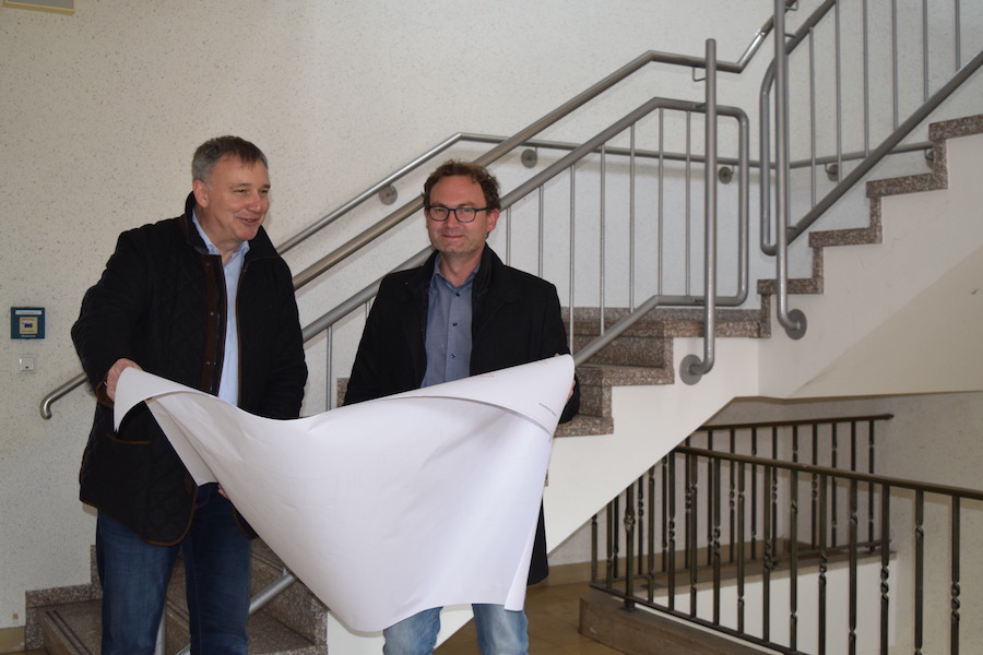 Caritas-Vorstandssprecher Ralf Regenhardt (l.) und Architekt Thomas Naumann freuen sich über die Umbaupläne zum Inklusiven Campus. Foto: Broermann