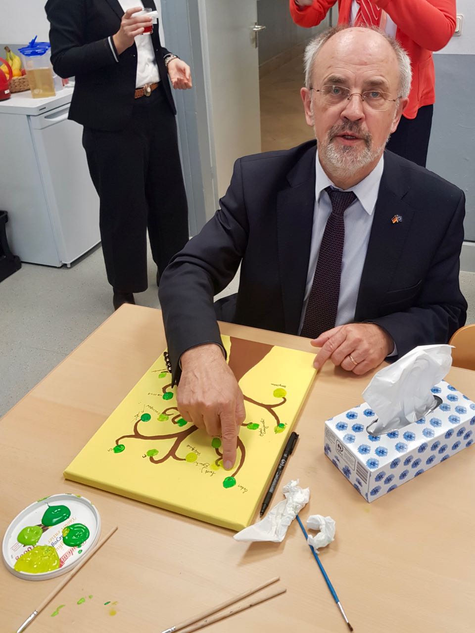 Bürgermeister Wolfgang Nolte drückt seinen Fingerabdruck auf die Leinwand. Foto: Caritas