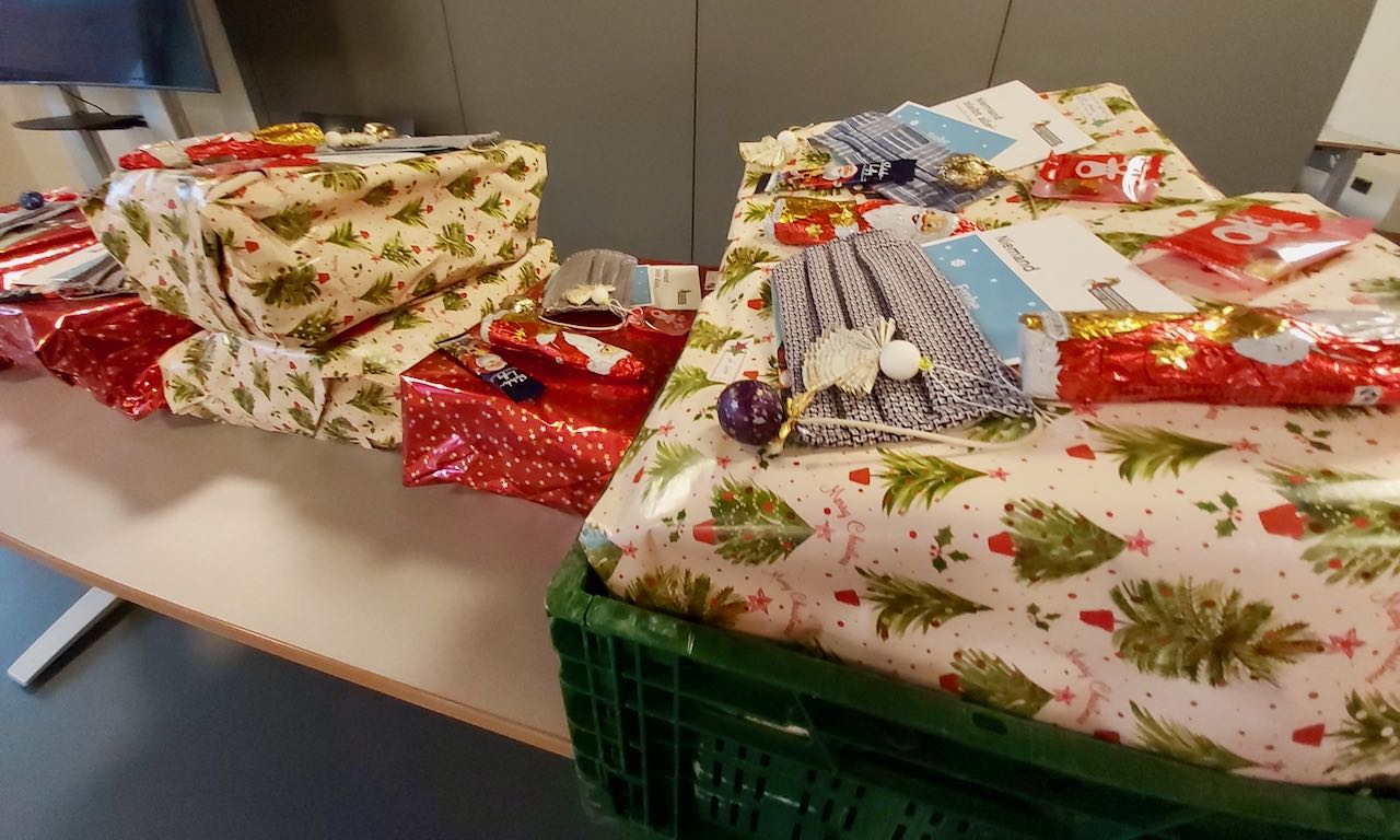 Im Familienzentrum Duderstadt werden individuelle Geschenke für über 400 Wunschzettel gepackt. | Foto: Caritas Südniedersachsen