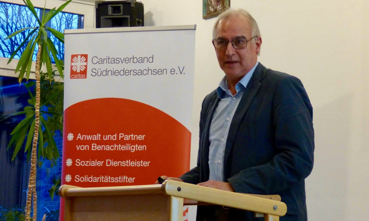 Prof. Dr. Ekkehard Wilichowski hält den Fachvortrag zum Jubiläum der Zweigstelle. | Foto: Caritas