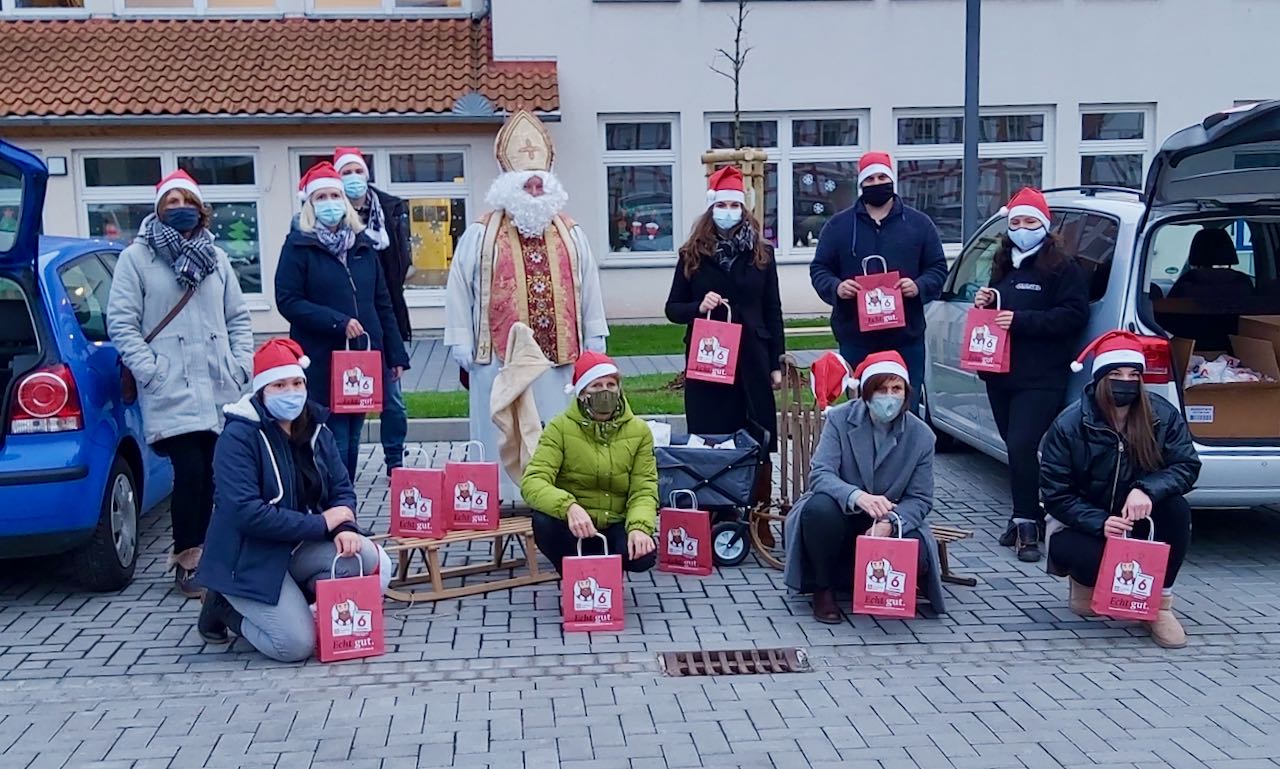 Der Nikolaus hatte in Duderstadt zahlreiche Helfer*innen (auf dem Foto fehlen einige). | Foto: Caritas