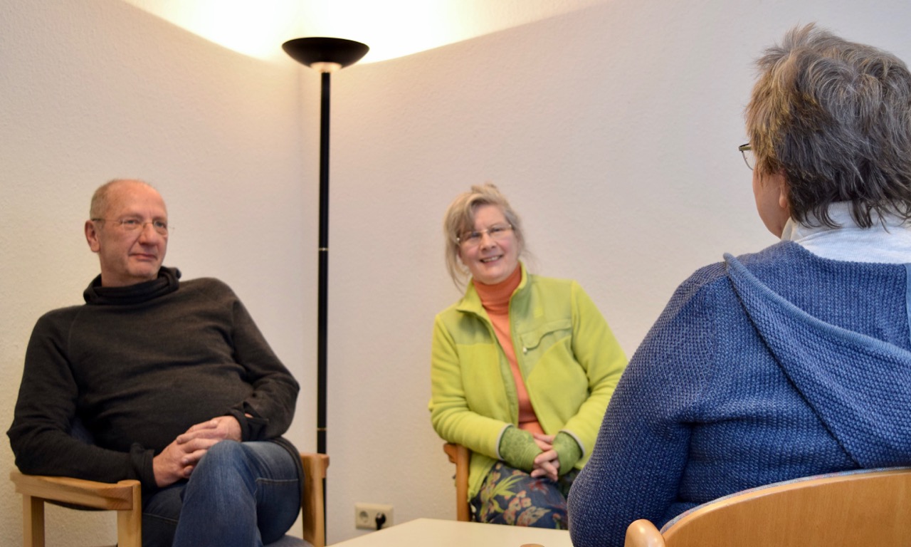 Die Suchtberater Ulrich Schmalstieg und Friederike Smilge lassen sich von Sabine K. aus ihrer Kindheit berichten (v.l.). | Foto: Caritas Südniedersachen