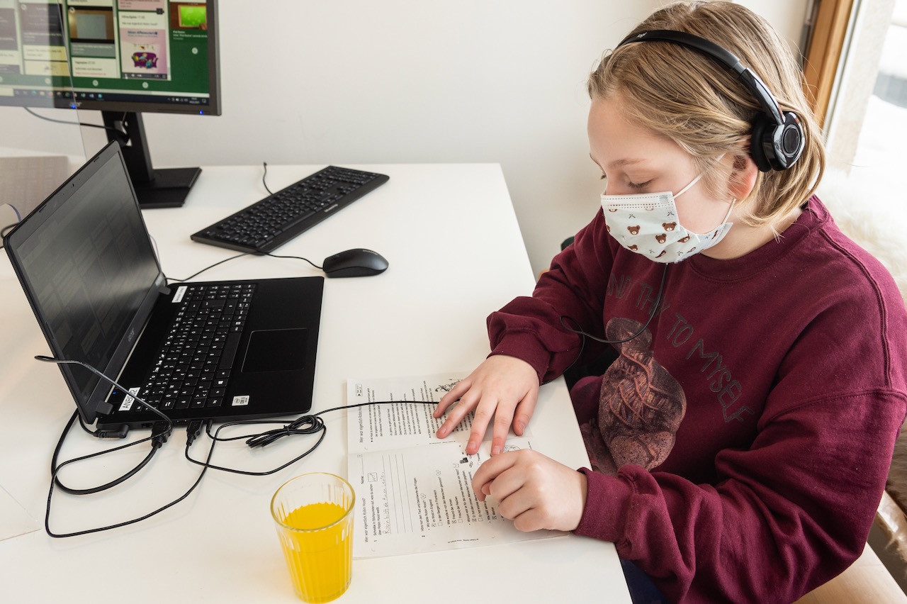 Eine Schülerin arbeitet an ihren Aufgaben im Inklusiven Campus Duderstadt. | Foto: Niklas Richter