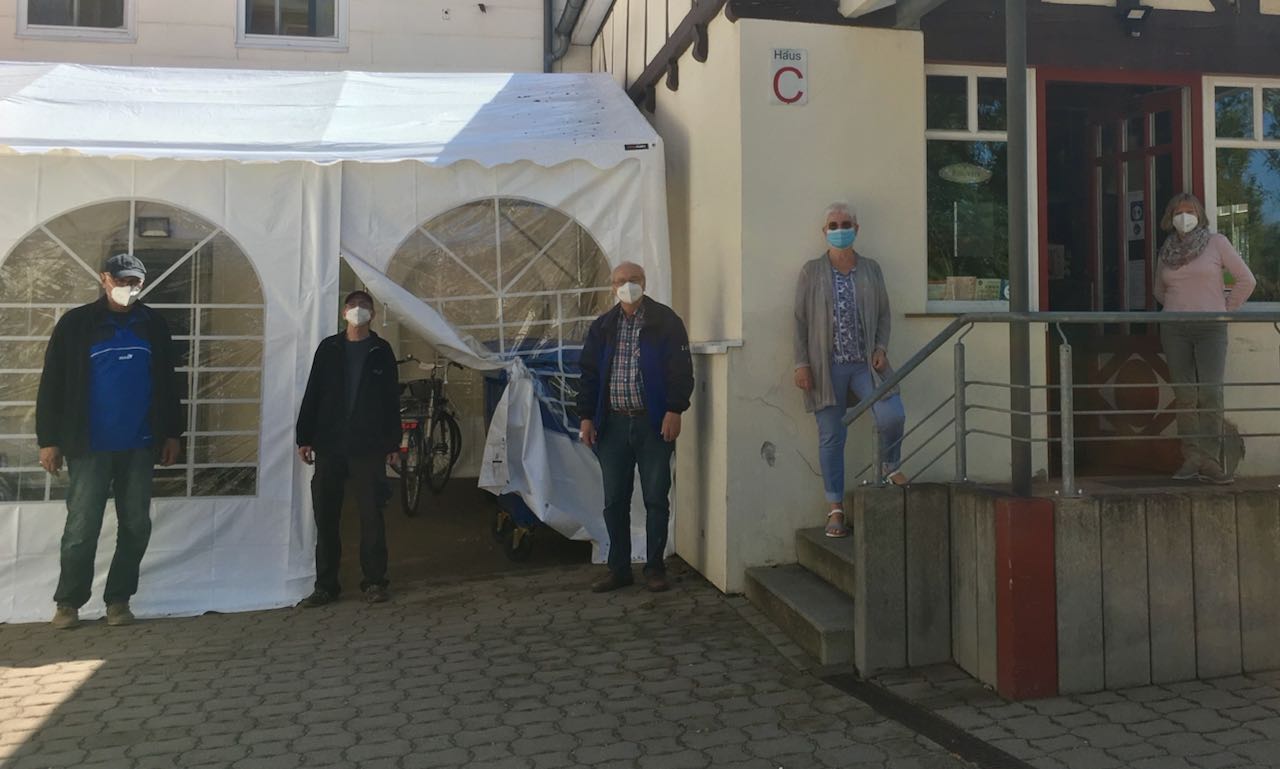 Das freiwillige Team bereitet den Verkaufsstart im FAIRKAUF-Laden am Schützenring in Duderstadt vor. | Foto: Caritas Südniedersachsen