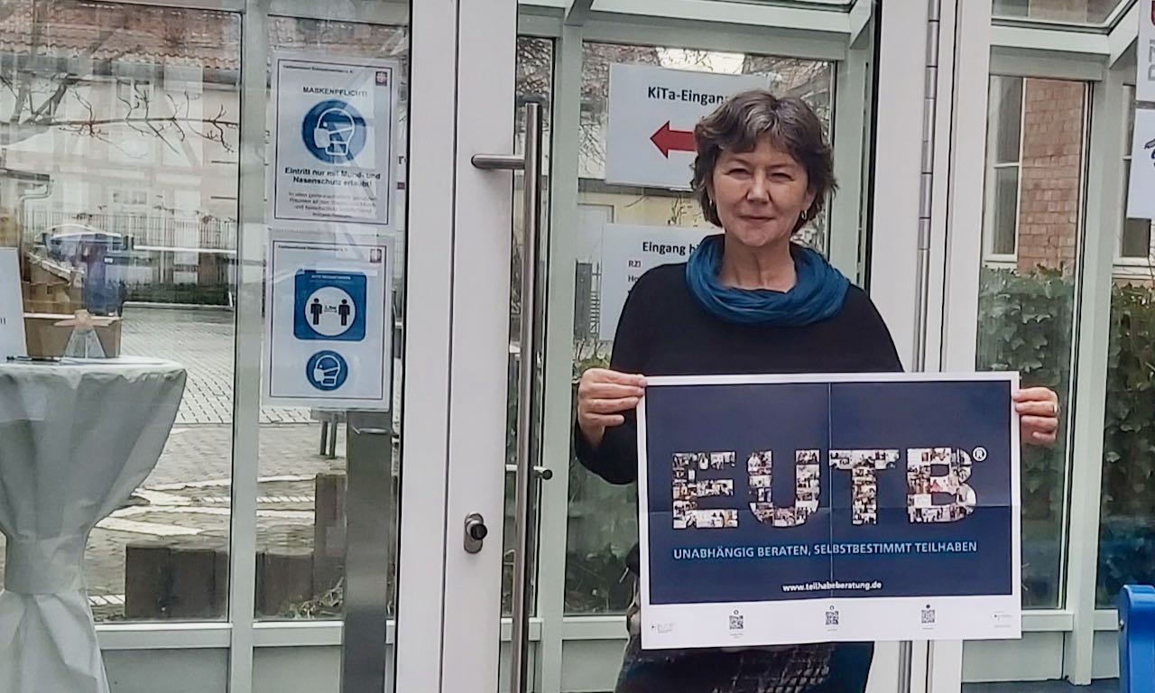 EUTB-Mitarbeiterin Mechthild Diekmann vor dem Campus-Eingang an der Neutorstraße in Duderstadt. | Foto: Caritas