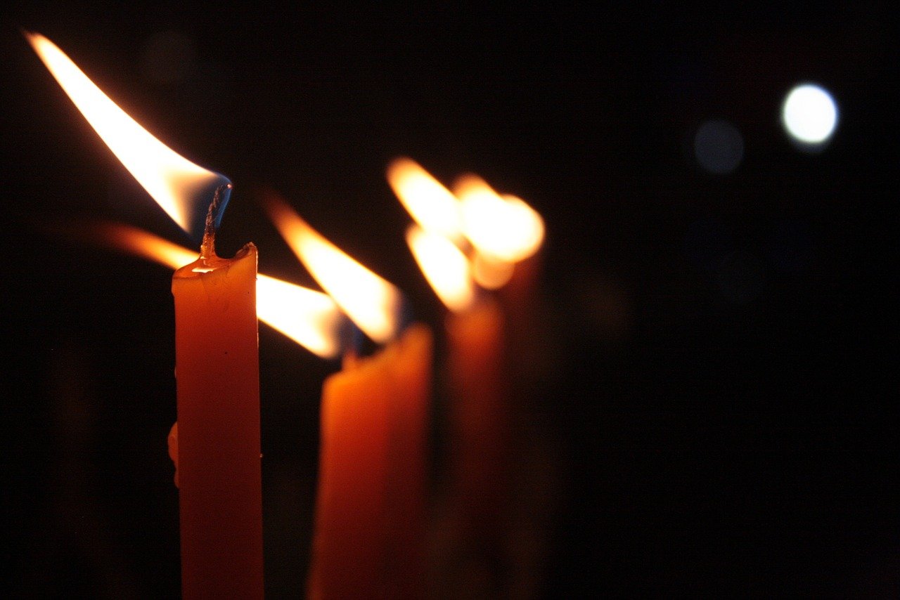 Brennende Kerzen: Bild von mariagarzon auf Pixabay