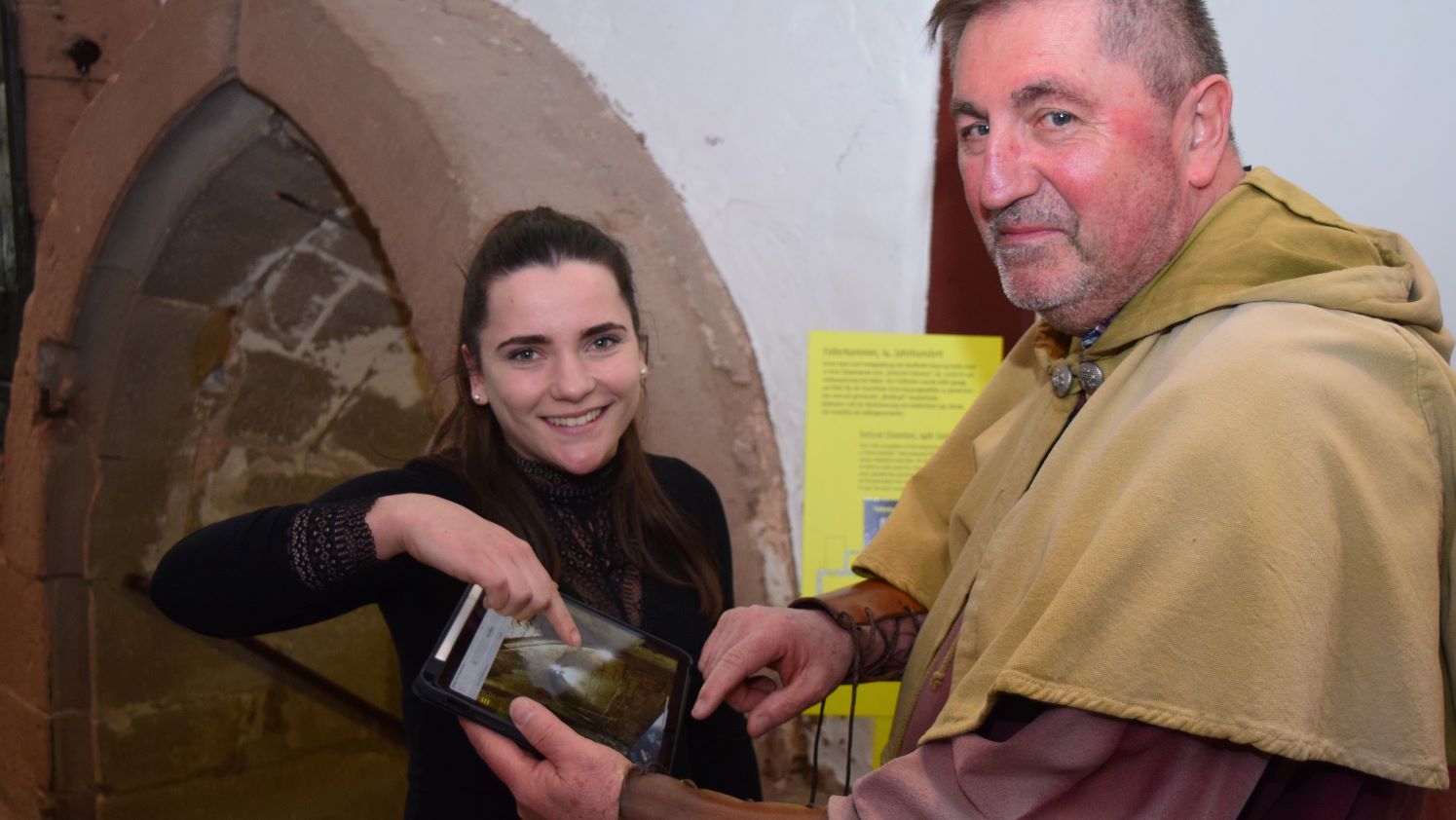 Sophie Kahlmeyer und Claus Ludwikowski zeigen auf einem Tablett die 360-Grad-Ansicht der Folterkammer im Historischen Rathaus Duderstadt. | Foto: Johannes Broermann / cps