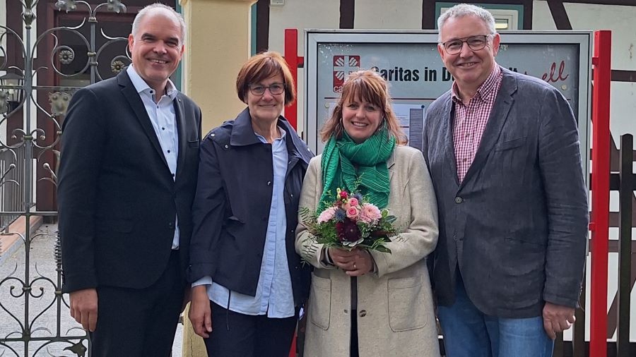 Glückwünsche zum Leitungswechsel überbringen Caritas-Vorstand Holger Gatzenmeyer (l.), Caritas-Geschäftsbereichsleitung Heike Jagemann (2.v.l.) und Caritas-Vorstandssprecher Ralf Regenhardt (r.) an Rebecca Scholz. | Foto: Caritas Südniedersachsen