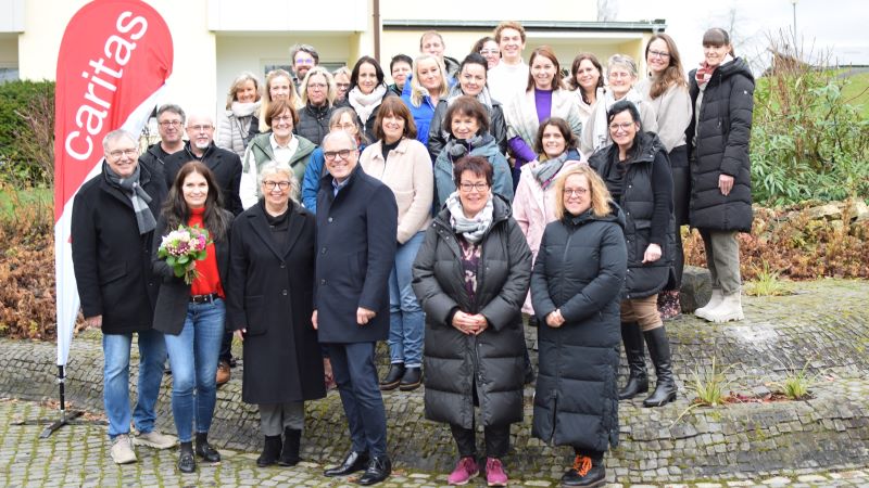 Isabel Lubojanski (vorne 2.v.l.) übernimmt ab Januar 2025 zusätzliche Aufgaben im Caritasverband Südniedersachsen e.V. – die Vorstände Ralf Regenhardt (l.) und Holger Gatzenmeyer (vorne, 4.v.l.) gratulieren gemeinsam mit der stellvertretenden Vorsitzenden des Caritasrats Annelore von Hof (vorne, 3.v.l.) und den Teilnehmenden der Caritas-Leitungskonferenz. | Foto: Johannes Broermann / cps