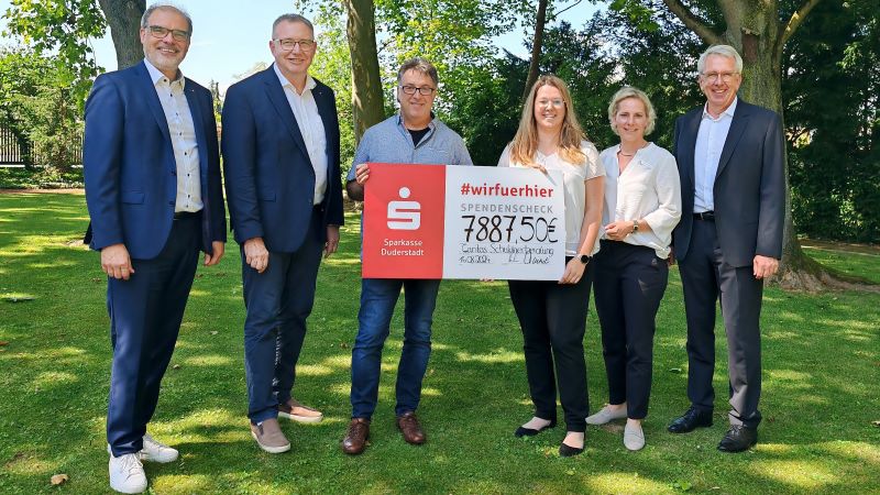 Gemeinsam gegen Schuldenfallen (v.l.): Holger Gatzenmeyer, Ralf Regenhardt und Thomas Heek von der Caritas mit Jessica Kallweit, Marina Lühmann und Uwe Hacke von der Sparkasse. | Foto: Claudia Nachtwey