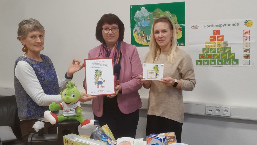 AOK-Mitarbeiterin Vera Klapprott (M.) übergibt das Zertifikat an Dagmar Wüstefeld (l.) und Elena Paluska. | Foto: Caritas