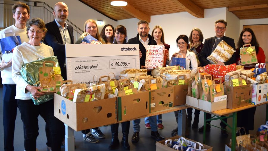 Freuen sich gemeinsam über die gelungene Wunschzettelaktion 2024 (von links): Caritas-Projektkoordinator Konstantin Krolop, Angelika Schneegans (ehrenamtliche Helferin), Ottobock-Geschäftsführer Oliver Jakobi, Caritas-Mitarbeiterinnen Vera Rodenstock und Samira Ben Rejeb, Ottobock-PR-Managerin Lara Albrecht, Apotheker Adrian Knoch, Nele Seseke (ehrenamtliche Helferin), dm-Filialleiterin Pia Fiedler, Martina Müller von der Tischlerei Johannes Müller Gerblingerode, Domkapitular Propst Thomas Berkefeld und Isabel Lubojanski, Caritas-Geschäftsbereichsleiterin Familienunterstützende Dienste. | Foto: Johannes Broermann / cps