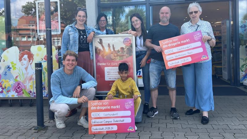 Gute Laune bei der Spendenübergabe (v.l.): Konstantin Krolop, Dorothee Knauft, Simone Lojda, Matin Gholami, dm-Marktleiterin Pia Fiedler sowie Detlef Gabler und Martina Bernhard. | Foto: Caritas