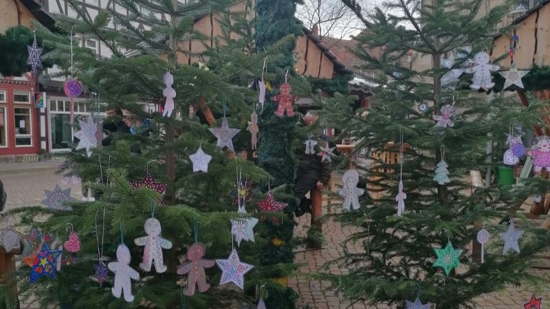 Kinder und Jugendliche haben den Schmuck für den Weihnachtstreff Duderstadt angefertigt und aufgehängt. | Foto: Caritas