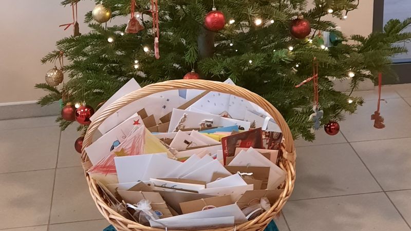 Über 100 Weihnachtsbriefe haben Freiwillige an ihnen unbekannte Bewohnende von Pflegeheimen geschrieben. | Foto: Caritas