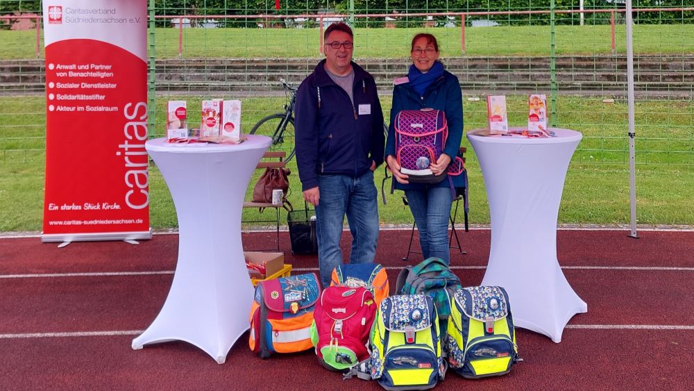 Thomas Heek und Maria Weiss am Caritas-Stand im Jahnstadion. | Foto: Caritas
