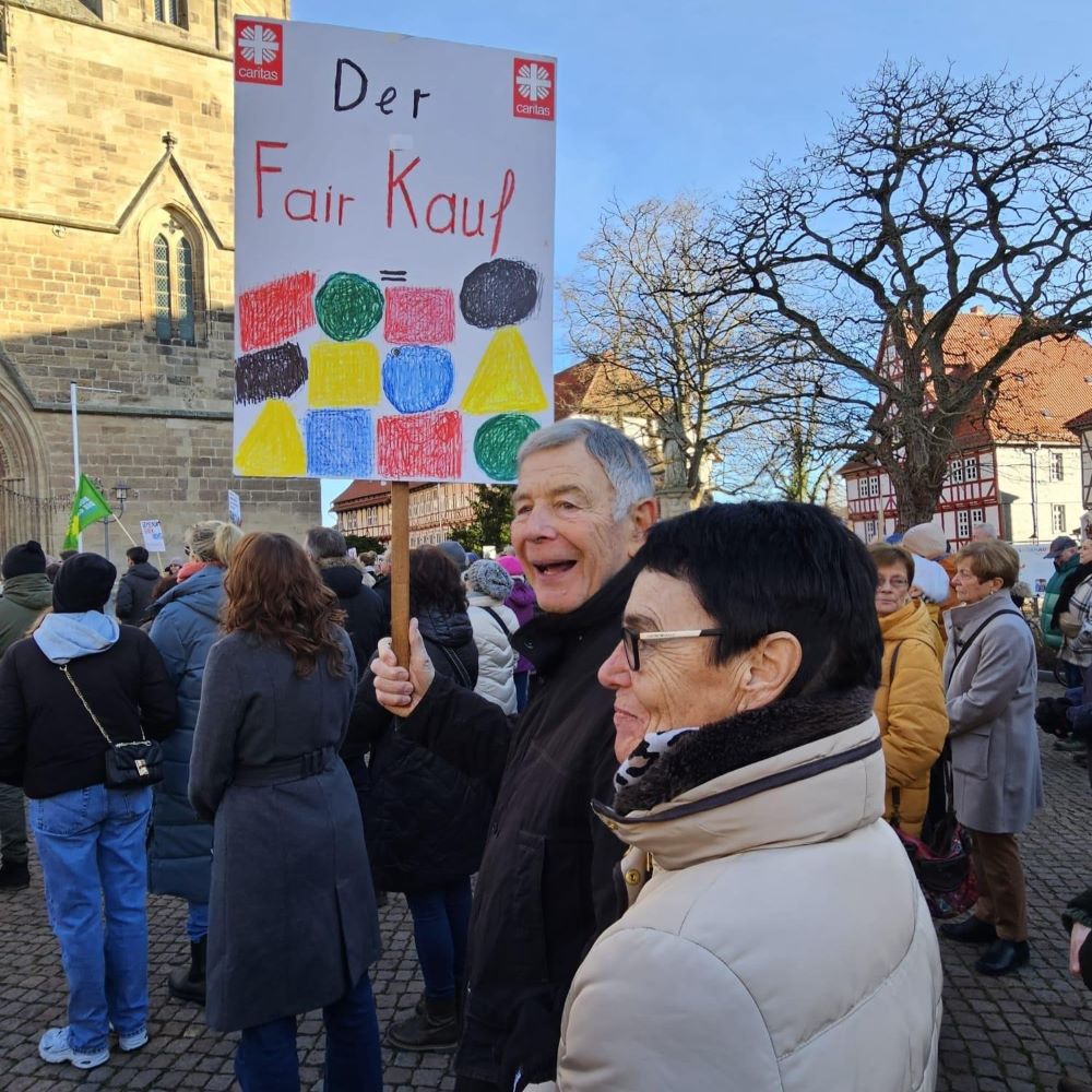Mit FAIRKAUF-Laden-Schild bei der Demo in Duderstadt: Hubert und Traute Malorny. | Foto: Ralf Regenhardt