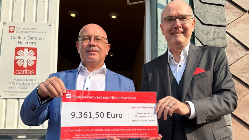 Caritas-Centrums-Leiter Michael Seifert (l.) mit Sparkassen-Vorstandsvorsitzendem Thomas Toebe bei der Spendenübergabe | Foto: Sparkasse