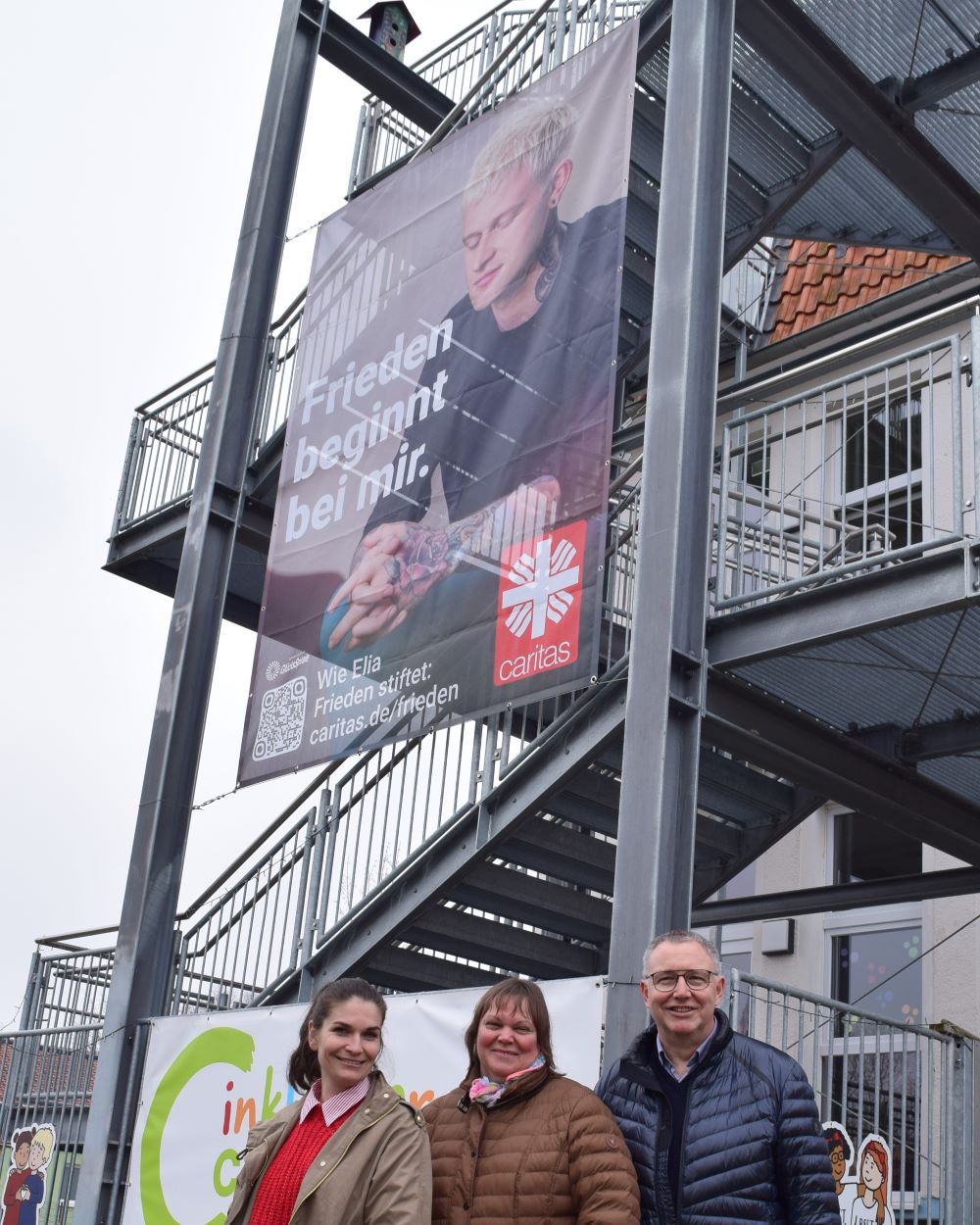Präsentieren am Inklusiven Campus die Werbung zur Caritas-Jahreskampagne (v.l.): Isabel Lubojanski, Lioba Stadermann, Ralf Regenhardt. | Foto: Johannes Broermann