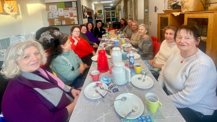 Gemeinsames Kaffeetrinken im Jufi nach dem Besuch der Ausstellung „Frauen – von hier – im Handwerk“ im Kophus. Teilgenommen haben Frauen aus sieben Nationen. | Foto: Caritas