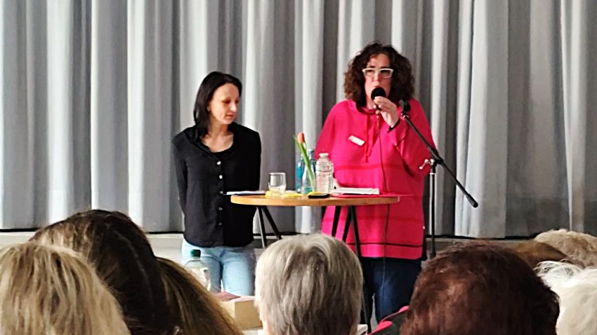 Informieren über alle Themen rund um die Pflege: Stefanie Jünemann (l.) und Melanie Esseln. | Foto: Caritas