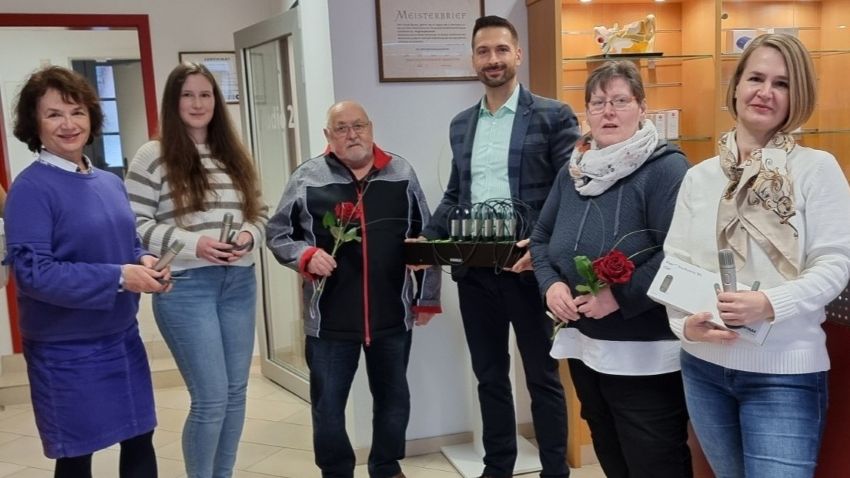 Übergabe der mobilen Höranlagen im Hörgeräte-Studio Reuter & Schirmer Northeim (v.l.): Mathilde Henke (Leitung ZISS Northeim), Lisa Severitt (ZISS Northeim), Jürgen Kallinich (Selbsthilfegruppe „HÖR-Freunde“), Christoph Witczak (AOK Niedersachsen), Patricia Kallinich (Sprecherin Selbsthilfegruppe „HÖR-Freunde“) und Sonja Müller (Hörgeräte-Studio Reuter & Schirmer). | Foto: Caritas