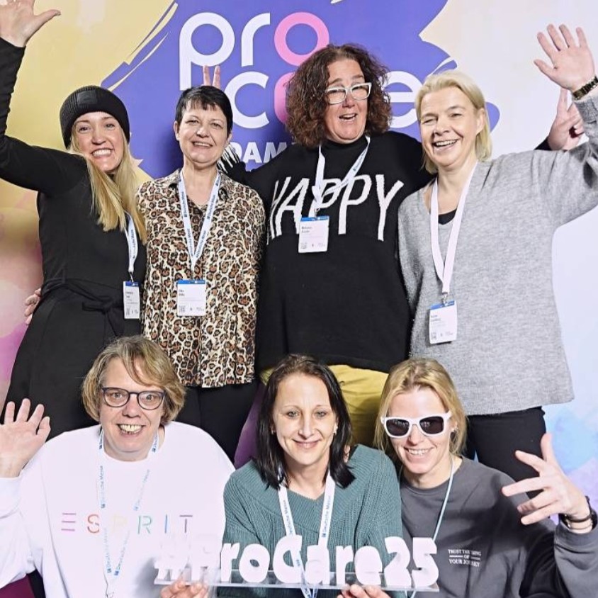 Gemeinsam in Hannover (v.l.): Annekatrin Fexer, Anja Becker, Uta Otto, Stefanie Jünemann, Melanie Esseln, Yvonne Becker und Nicole Stollberg (nicht im Bild: Melanie Petroschka, Kathrin Kurth-Friedhoff). | Foto: 360ties GmbH