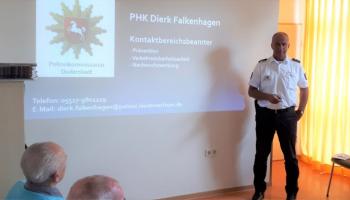Polizeihauptkommissar Dierk Falkenhagen informierte in der Tagespflege über „Gefahren im Alltag“. | Foto: Jünemann / Caritas