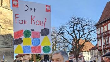 Schild des Caritas-FAIRKAUF-Ladens bei der Demo in Duderstadt. | Foto: Ralf Regenhardt