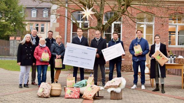 Unterstützen tatkräftig die Wunschzettelaktion 2021: Kirsten Bertels von der Familienbildungsstätte Untereichsfeld, Caritas-Vorstandssprecher Ralf Regenhardt, Carola Müller-Dornieden, Propst Thomas Berkefeld und Gabriele Kunze aus der Pfarrgemeinde St. Cyriakus, Ottobock-CEO Philipp Schulte-Noelle, Caritas-Vorstand Holger Gatzenmeyer, Apotheker Adrian Knoch sowie Konstantin Krolop und Isabel Lubojanski vom Familienzentrum im Inklusiven Campus Duderstadt. | Foto: Broermann / Caritas Unterstützen tatkräftig die Wunschzettelaktion 2021: Kirsten Bertels von der Familienbildungsstätte Untereichsfeld, Caritas-Vorstandssprecher Ralf Regenhardt, Carola Müller-Dornieden, Propst Thomas Berkefeld und Gabriele Kunze aus der Pfarrgemeinde St. Cyriakus, Ottobock-CEO Philipp Schulte-Noelle, Caritas-Vorstand Holger Gatzenmeyer, Apotheker Adrian Knoch sowie Konstantin Krolop und Isabel Lubojanski vom Familienzentrum im Inklusiven Campus Duderstadt. | Foto: Broermann / Caritas