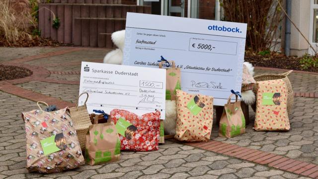 Liebevoll und individuell verpackt: die Geschenke der Wunschzettelaktion enthalten neben Gutscheinen aus lokalen Geschäfte weitere Gaben wie Pflaster, Pixibücher, Stifte und Socken. | Foto: Broermann / Caritas Liebevoll und individuell verpackt: die Geschenke der Wunschzettelaktion enthalten neben Gutscheinen aus lokalen Geschäfte weitere Gaben wie Pflaster, Pixibücher, Stifte und Socken. | Foto: Broermann / Caritas