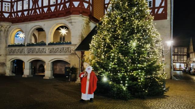 Der heilige Nikolaus vor dem Duderstädter Rathaus in der Marktstraße. Der heilige Nikolaus vor dem Duderstädter Rathaus in der Marktstraße.