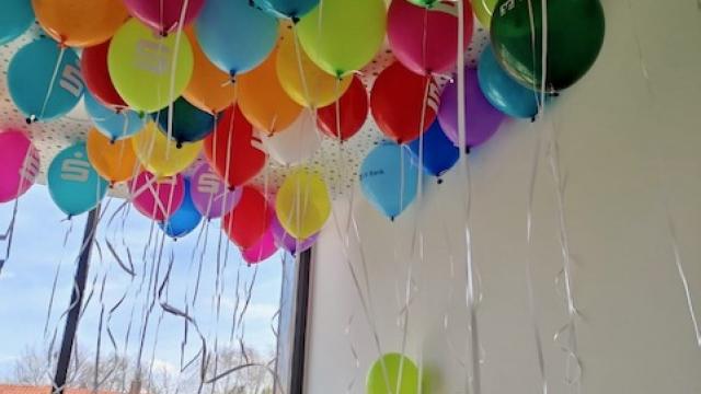 „Wir brauchen ein besseres KiTa-Gesetz, jetzt!“: bunte Luftaballons wurden mit Helium gefüllt, um mit den Forderungen der Eltern in den Himmel zu steigen. | Foto: Ines Kramer