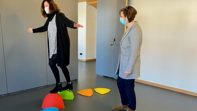 Bettina Schulte testet ihr Gleichgewicht. | Foto: Caritas Bettina Schulte testet ihr Gleichgewicht. | Foto: Caritas