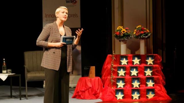 Moderatorin Katharina Müller eröffnet den Abend. | Foto: TrapezFilm – Stephan Beuermann Moderatorin Katharina Müller eröffnet den Abend. | Foto: TrapezFilm – Stephan Beuermann