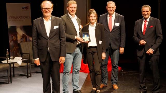 Landrat Bernhard Reuter (l.) und Sparkassen-Vorstand Rainer Hald (r.) gehören zu den ersten Gratulanten. | Foto: TrapezFilm – Stephan Beuermann Landrat Bernhard Reuter (l.) und Sparkassen-Vorstand Rainer Hald (r.) gehören zu den ersten Gratulanten. | Foto: TrapezFilm – Stephan Beuermann