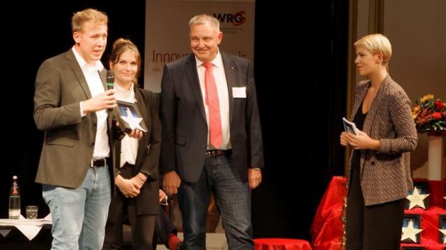 Moritz Heller (l.), Isabel Lubojanski und Ralf Regenhardt bedanken sich. | Foto: TrapezFilm – Stephan Beuermann Moritz Heller (l.), Isabel Lubojanski und Ralf Regenhardt bedanken sich. | Foto: TrapezFilm – Stephan Beuermann