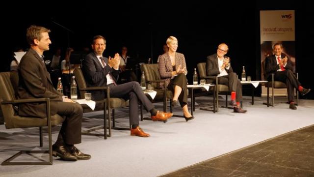 Im Gespräch auf der Bühne (v.l.): Dr.-Ing. Axel Wegener (Measurement Valley e.V.), Umweltminister Olaf Lies, Moderatorin Katharina Müller, Landrat Bernhard Reuter und Sparkassen-Vorstand Rainer Hald. | Foto: TrapezFilm – Stephan Beuermann Im Gespräch auf der Bühne (v.l.): Dr.-Ing. Axel Wegener (Measurement Valley e.V.), Umweltminister Olaf Lies, Moderatorin Katharina Müller, Landrat Bernhard Reuter und Sparkassen-Vorstand Rainer Hald. | Foto: TrapezFilm – Stephan Beuermann
