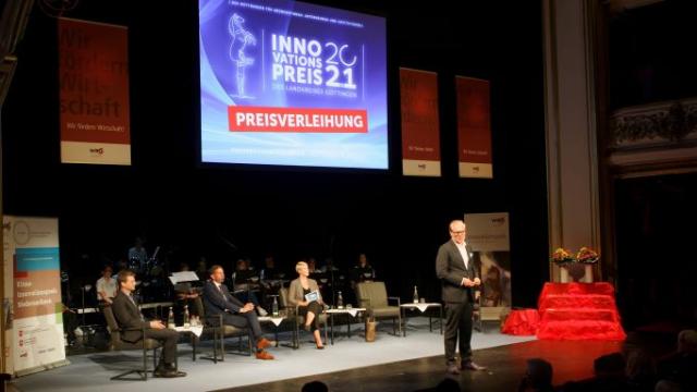 Zum Abschluss der Preisverleihung spricht Landrat Bernhard Reuter. | Foto: TrapezFilm – Stephan Beuermann Zum Abschluss der Preisverleihung spricht Landrat Bernhard Reuter. | Foto: TrapezFilm – Stephan Beuermann