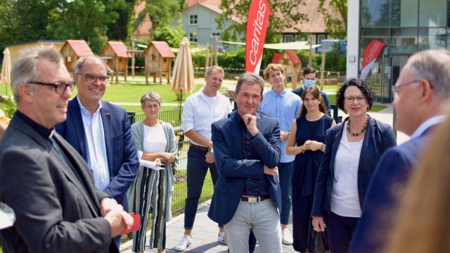 Dechant Wigbert Schwarze (l.) begrüßt Ministerpräsident Stephan Weil (SPD).